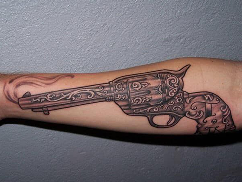 Ideas de Tatuajes de Pistolas: Símbolos de Poder 49