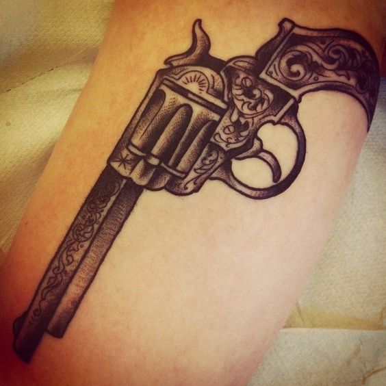 Ideas de Tatuajes de Pistolas: Símbolos de Poder 50