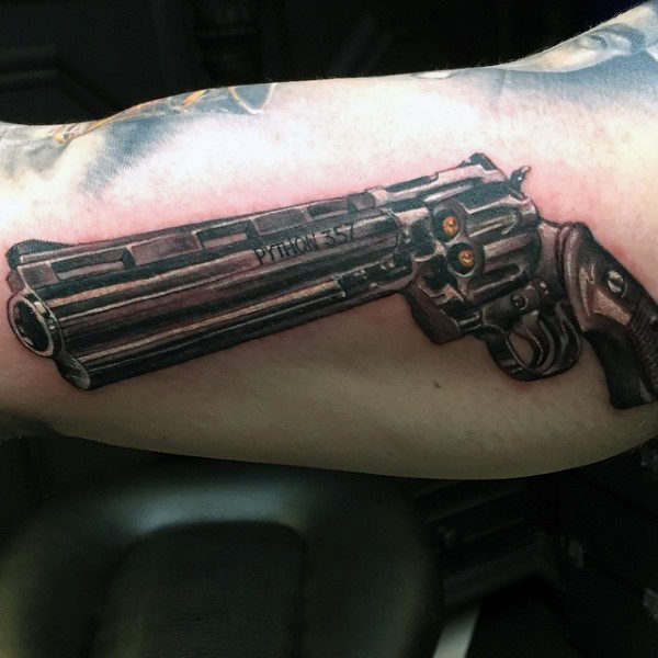 Ideas de Tatuajes de Pistolas: Símbolos de Poder 53