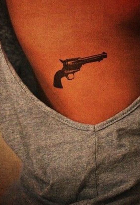 Ideas de Tatuajes de Pistolas: Símbolos de Poder 54