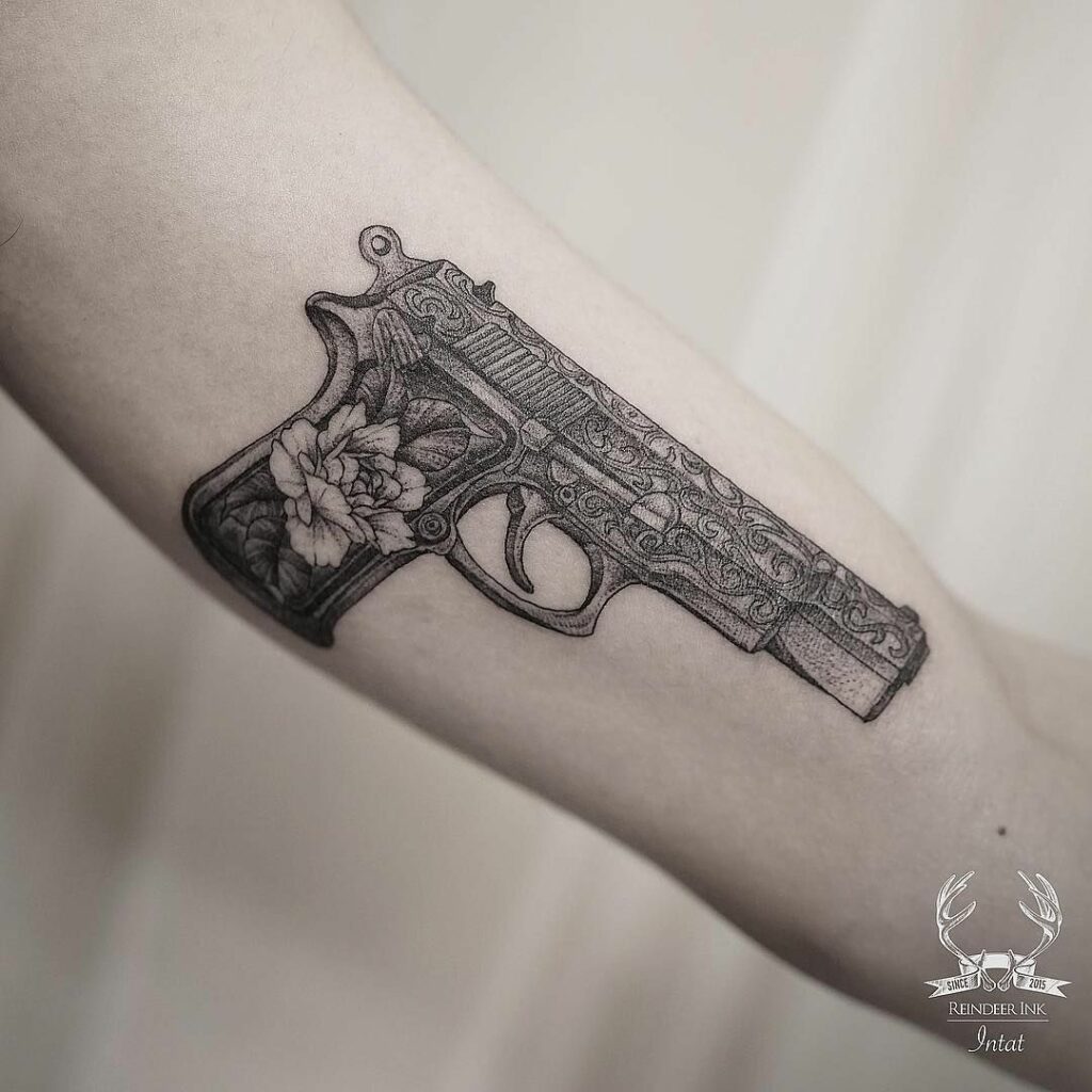 Ideas de Tatuajes de Pistolas: Símbolos de Poder 57