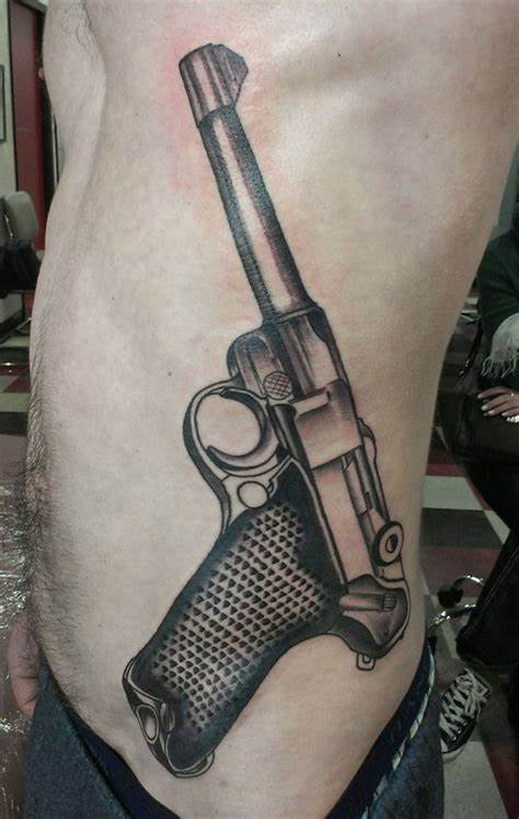 Ideas de Tatuajes de Pistolas: Símbolos de Poder 6