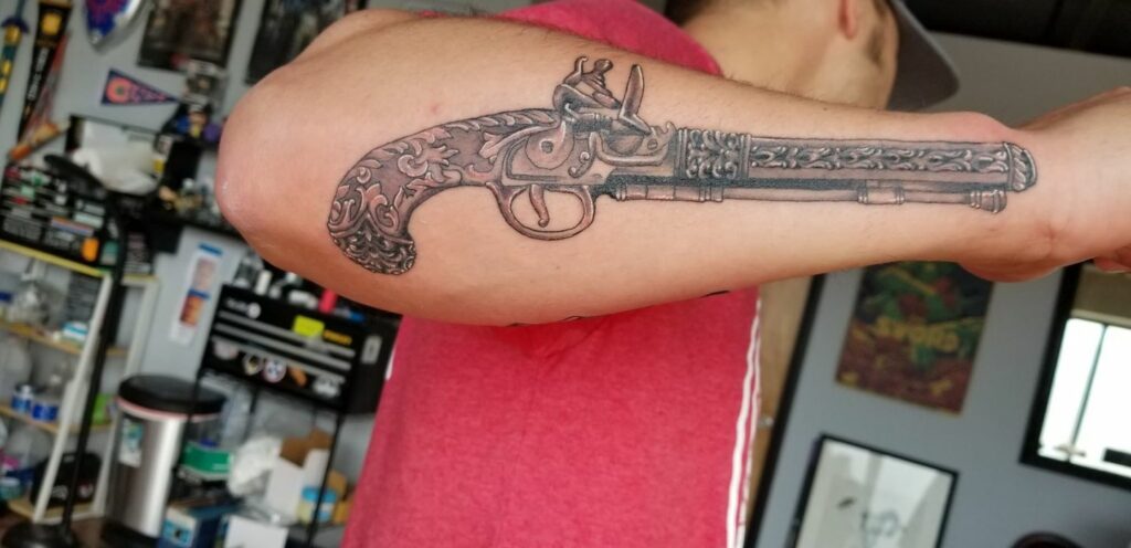 Ideas de Tatuajes de Pistolas: Símbolos de Poder 58