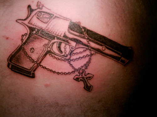 Ideas de Tatuajes de Pistolas: Símbolos de Poder 63