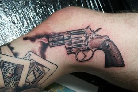 Ideas de Tatuajes de Pistolas: Símbolos de Poder 65