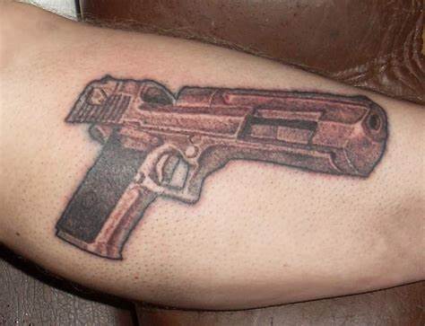 Ideas de Tatuajes de Pistolas: Símbolos de Poder 7