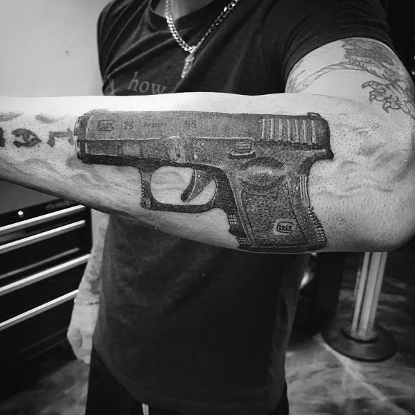 Ideas de Tatuajes de Pistolas: Símbolos de Poder 67