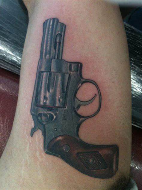 Ideas de Tatuajes de Pistolas: Símbolos de Poder 68