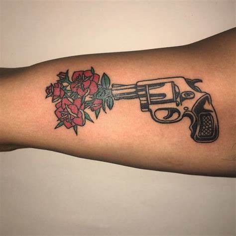 Ideas de Tatuajes de Pistolas: Símbolos de Poder 8