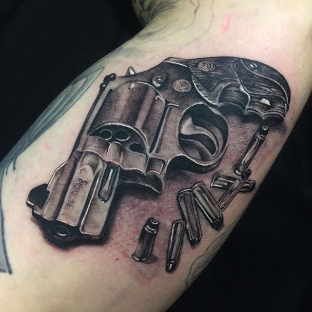 Ideas de Tatuajes de Pistolas: Símbolos de Poder 76 Ideas de Tatuajes de Pistolas: Símbolos de Poder 76