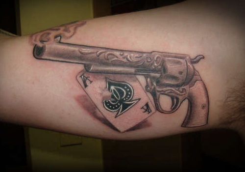 Ideas de Tatuajes de Pistolas: Símbolos de Poder 78