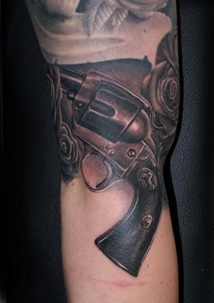 Ideas de Tatuajes de Pistolas: Símbolos de Poder 79
