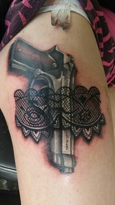 Ideas de Tatuajes de Pistolas: Símbolos de Poder 82