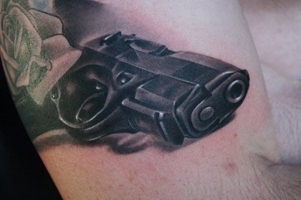 Ideas de Tatuajes de Pistolas: Símbolos de Poder 84