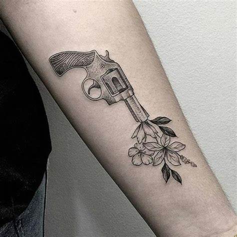 Ideas de Tatuajes de Pistolas: Símbolos de Poder 9