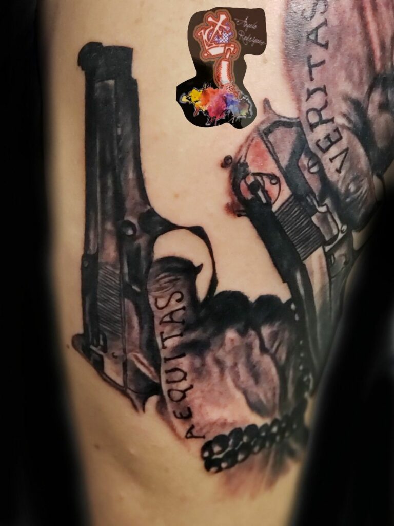 Ideas de Tatuajes de Pistolas: Símbolos de Poder 87