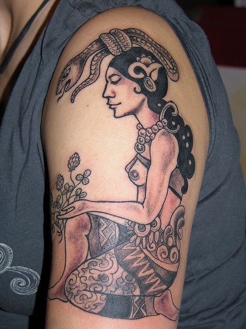 Tatuajes de diosas aztecas: mujeres al poder 19
