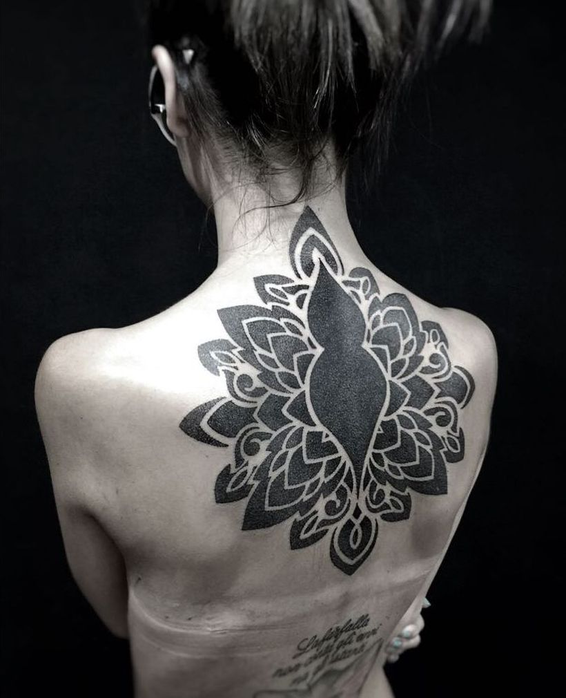 Tatuajes BlackOut: Rellenos en negro sólido 31