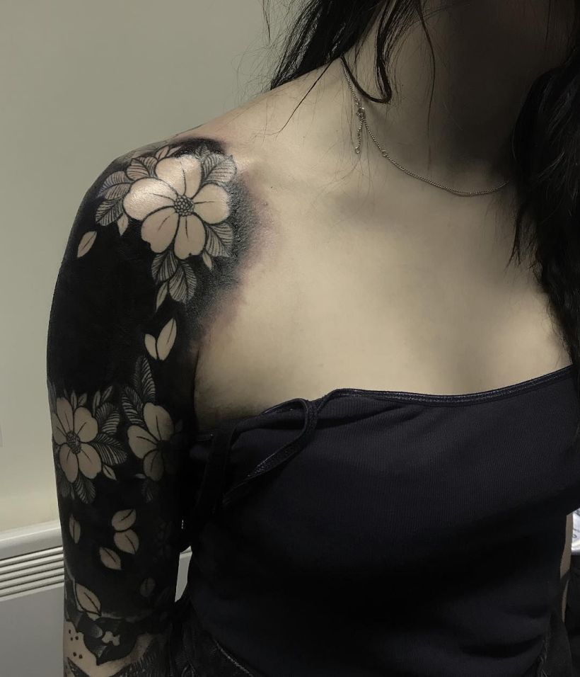 Tatuajes BlackOut: Rellenos en negro sólido 55
