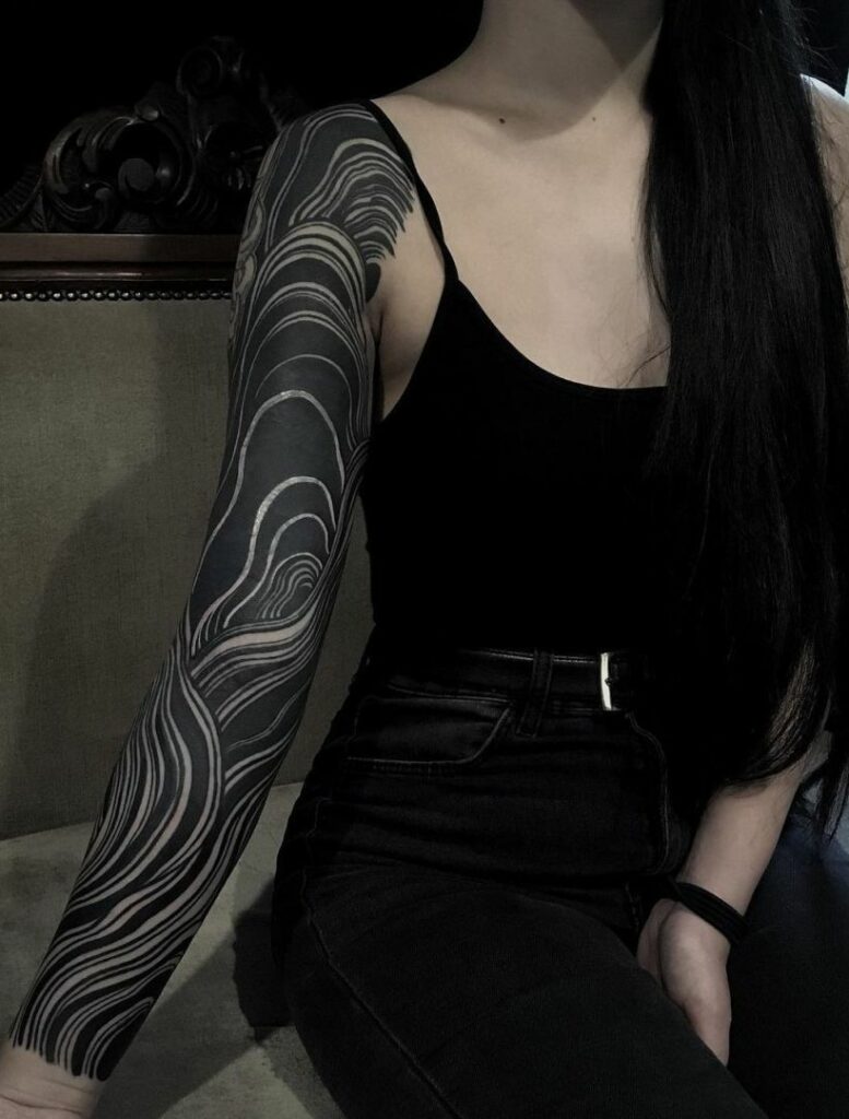 Tatuajes BlackOut: Rellenos en negro sólido 57