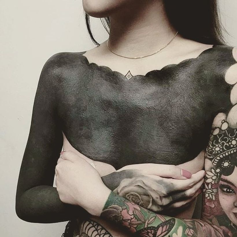 Tatuajes BlackOut: Rellenos en negro sólido 59