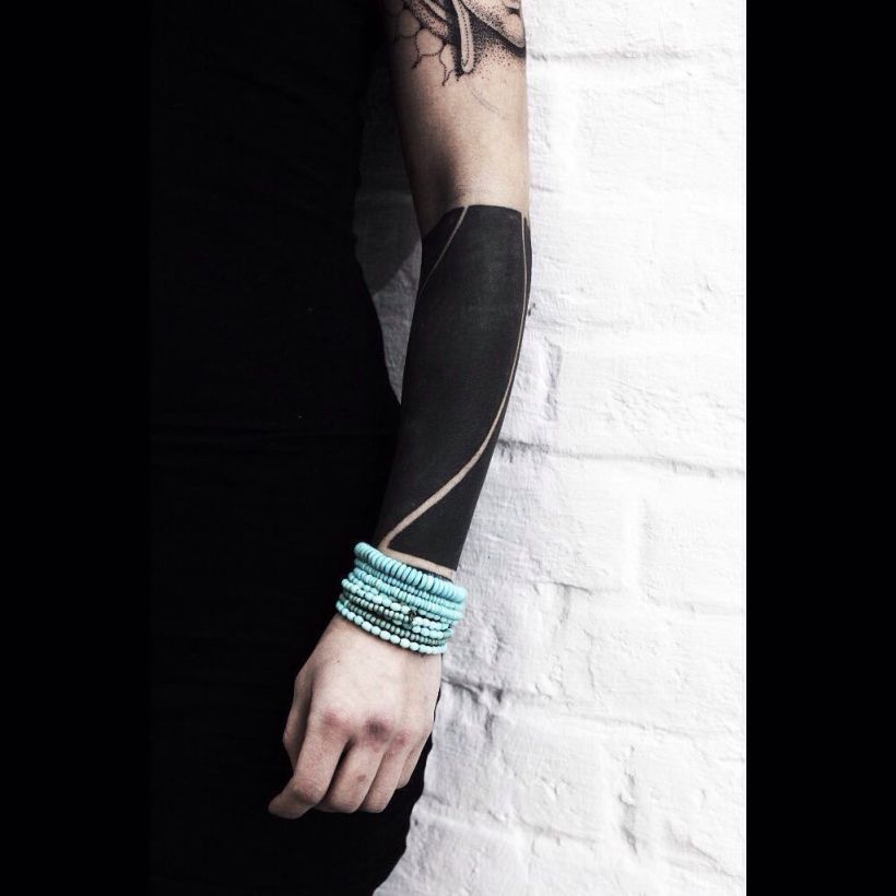 Tatuajes BlackOut: Rellenos en negro sólido 47