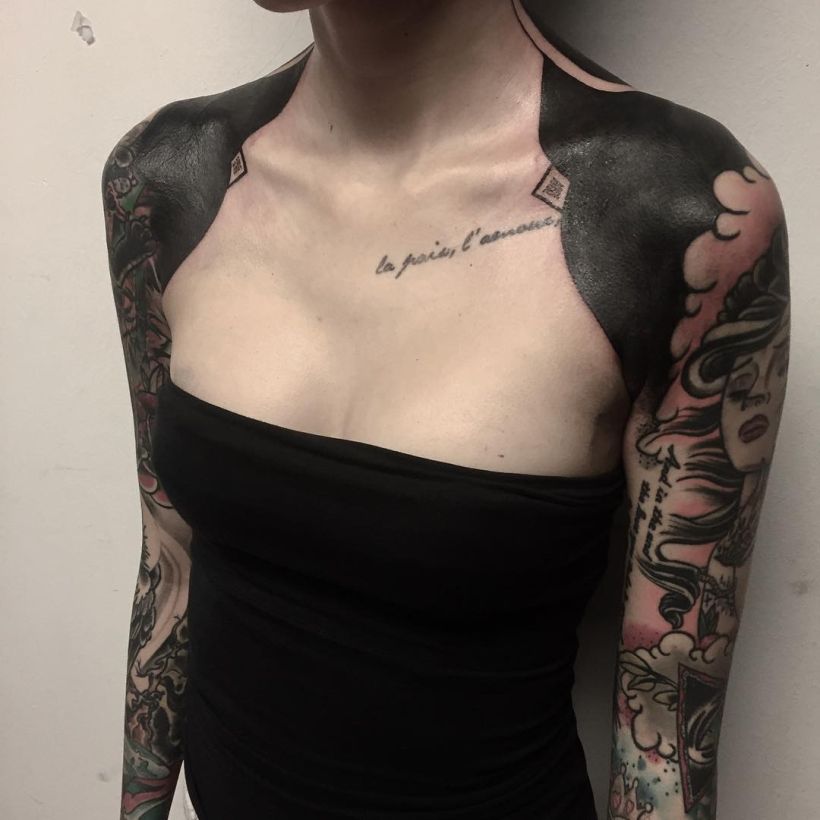Tatuajes BlackOut: Rellenos en negro sólido 50