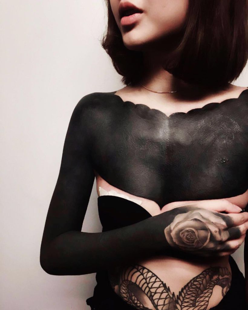 Tatuajes BlackOut: Rellenos en negro sólido 52