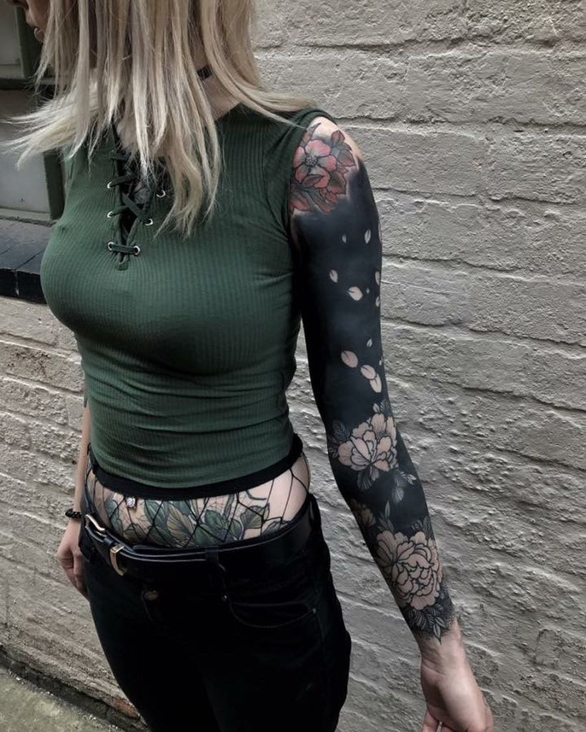Tatuajes BlackOut: Rellenos en negro sólido 53