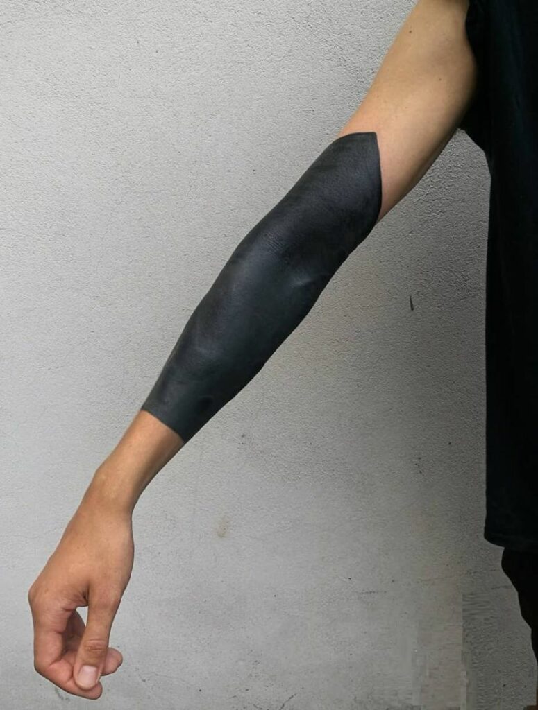 Tatuajes BlackOut: Rellenos en negro sólido 15