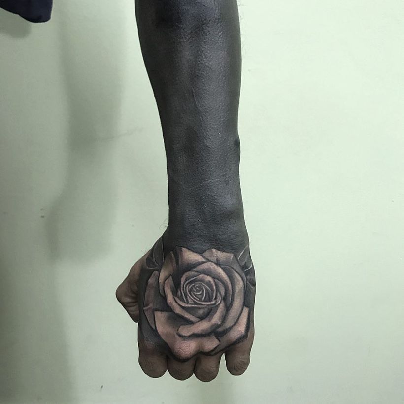 Tatuajes BlackOut: Rellenos en negro sólido 20