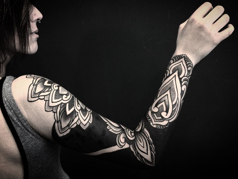 Tatuajes BlackOut: Rellenos en negro sólido 6
