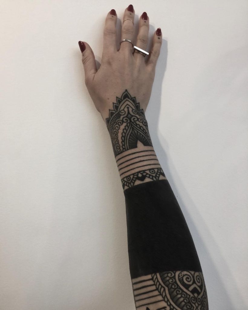 Tatuajes BlackOut: Rellenos en negro sólido 9