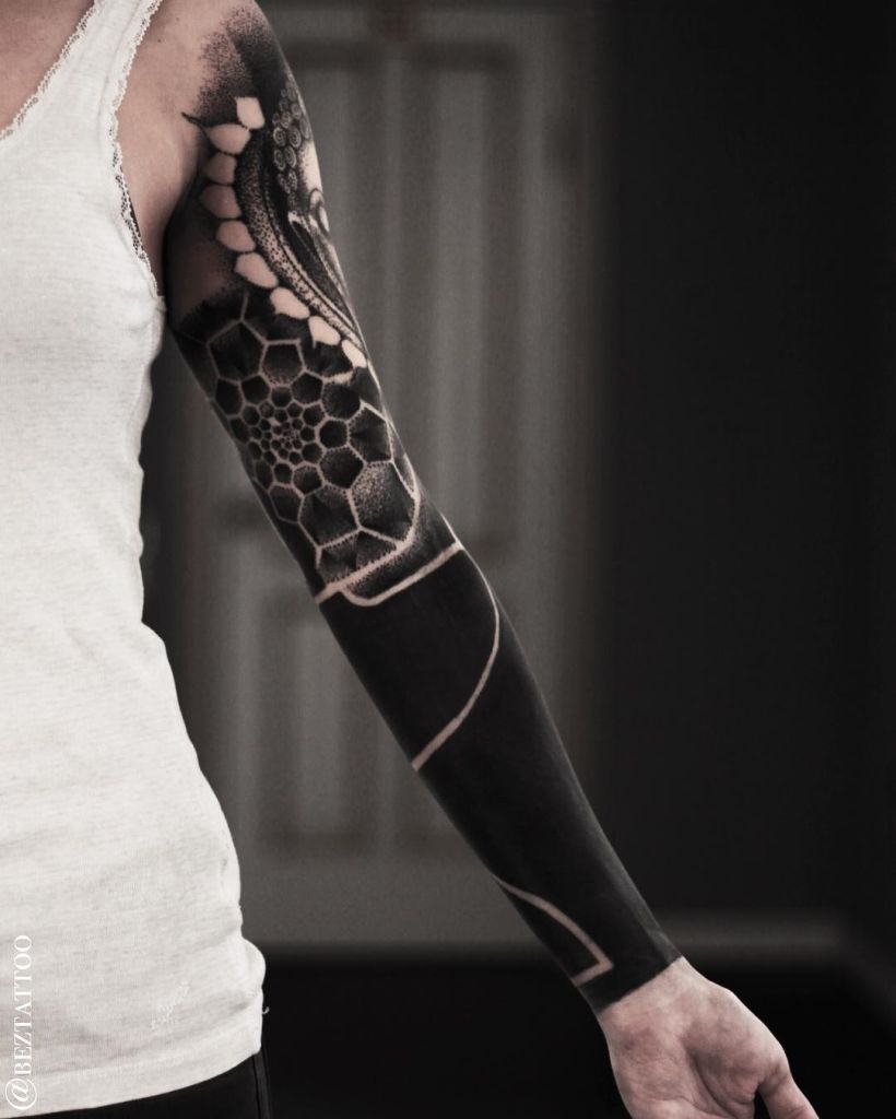 Tatuajes BlackOut: Rellenos en negro sólido 11